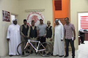 خالد بن حمد يستقبل رحالة نيباليين يجولون العالم