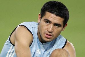 مشجعو بوكا جونيورز يهاجمون إدارة النادي ويطالبون بتجديد عقد ريكيلمي