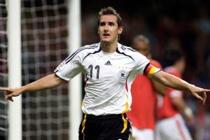 لاتسيو يمدد عقد مهاجمه الألماني كلوزه حتى 2015