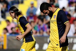 بطولة اسبانيا: اتلتيكو مدريد يهزم نفسه بنفسه ويثدم خدمة جليلة لجاره ريال