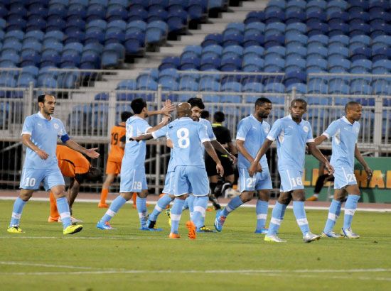 فرحة لاعبي الرفاع بالهدف الثاني