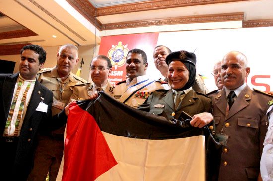 الشنو يتوسط اعضاء الوفد الفلسطيني والسفير بعد فوزهم بالعضوية