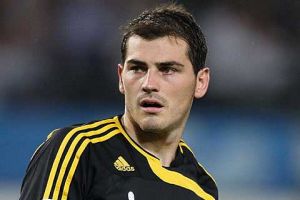 كاسياس يشيد بأنشيلوتي ويهاجم مورينيو