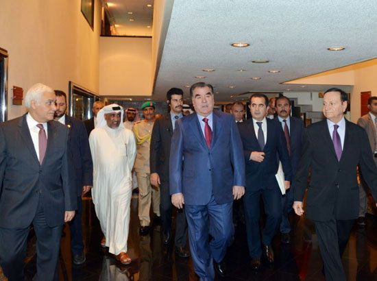 وزير الصناعة والتجارة ورئيس طاجيكستان خلال افتتاحهما منتدى الأعمال البحريني الطاجكيستاني