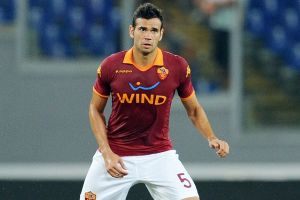 روما يجدد عقد مدافعه البرازيلي كاستان حتى 2018