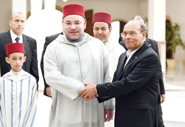 تونس :  أعلن زعيم حزب العمال والناطق باسم الجبهة الشعبية في تونس حمة الهمامي أمس (السبت) رفضه دعوة رئاسية لمأدبة عشاء بحضور العاهل المغربي «تضامناً مع المعتقلين في المغرب». ونقل موقع صحيفة «صوت الشعب» التي يصدرها حزب العمال إن الهمامي قرر مقاطعة مأدبة العشاء التي يقيمها الرئيس المؤقت المنصف المرزوقي، بقصر الرئاسة، على شرف ملك المغرب محمد السادس الذي يزور تونس لمدة ثلاثة أيام.  AFP