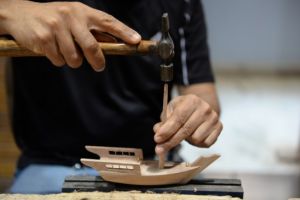 حرفيُّون بحرينيُّون حوَّلوا «ضخام» السفن التقليدية لمجسمات صغيرة