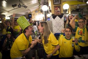 البرازيل تفوز وتدخل في أجواء كأس العالم رغم الاحتجاجات