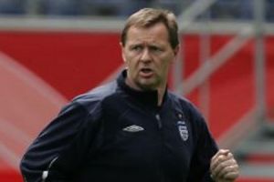 إصابة أخصائي العلاج الطبيعي للمنتخب الإنجليزي أثناء احتفاله بهدف ستوريدج في إيطاليا