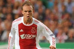 نيوكاسل الإنجليزي يضم المهاجم الهولندي سيم دي يونج