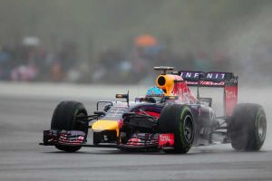 فيتل يتصدر التجارب الحرة في سباق بريطانيا للسيارات