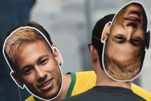 مونديال 2014: لاعبو البرازيل يعتمرون قبعة كتب عليها 'تشجع نيمار'