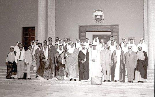 أعضاء المجلس التأسيسي بعد انتهاء الجلسة الأولى ليلاً في مقره ببلدية المنامة، ديسمبر 1972م، نشرت الصورة في كتاب «ديمقراطية 73»