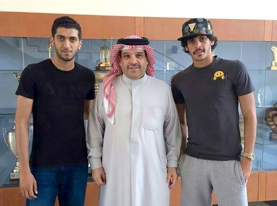 عبدالرحمن بن مبارك يتوسط حسان جميل وحسين عيسى