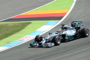 جائزة المانيا الكبرى: نجاة هاميلتون من حادث بسرعة 250 كلم/ساعة في التجارب الرسمية