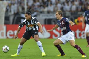 رونالدينيو يفسخ عقده مع اتلتيكو مينيرو 