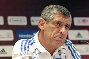 إيقاف مدرب اليونان السابق سانتوس للاساءة للحكام في كأس العالم