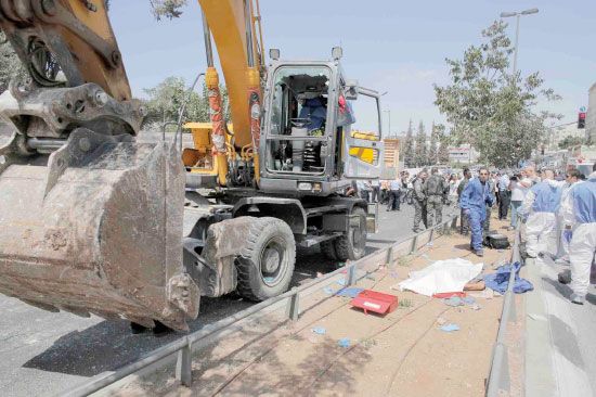 جثة الفلسطيني بجنب الجرافة التي صدم بها الحافلة الإسرائيلية