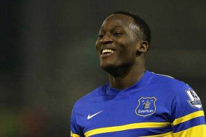 نايسميث مهاجم ايفرتون يتبرع بتذاكر مباريات لعاطلين