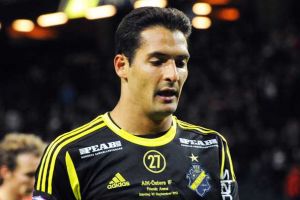 بورجس لاعب كوستاريكا يستعير قميصا من مشجع لخوض لقاء في الدوري السويدي