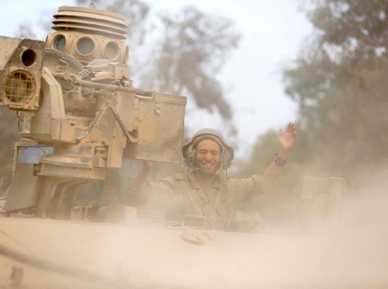 جنود إسرائيليون يحتفلون بعد عودتهم من غزة - reuters