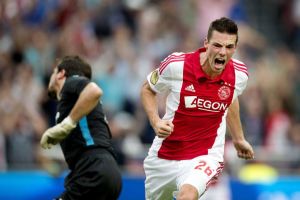 أياكس يبدأ الدفاع عن لقب الدوري الهولندي برباعية في شباك آرنهيم