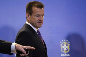 دونجا يبقي على عشرة لاعبين فقط من قائمة السامبا في المونديال البرازيلي