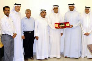 علي بن خليفة يزور أندية الشباب وسترة والتضامن ويقف على احتياجاتهم