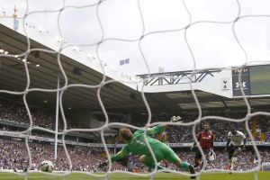 توتنهام يسحق كوينز برباعية نظيفة ويتصدر الدوري الإنجليزي مؤقتا