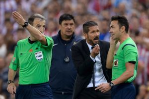 إيقاف سيميوني مدرب اتليتيكو ثماني مباريات بعد طرده في كأس السوبر الاسبانية