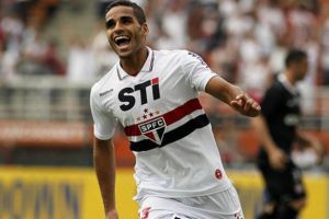 برشلونة يستعد لضم الظهير الأيمن البرازيلي دوجلاس