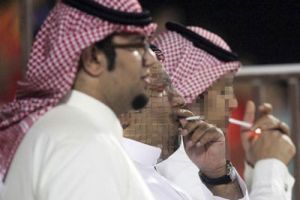 عقوبات صارمة تنتظر المدخنين في الملاعب السعودية 