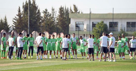 مدرب الجزائر الجديد في حديث للاعبيه خلال تدريب الأمس - afp