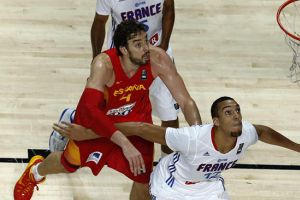 فرنسا تفاجئ إسبانيا المنظمة وتقصيها كأس العالم لكرة السلة