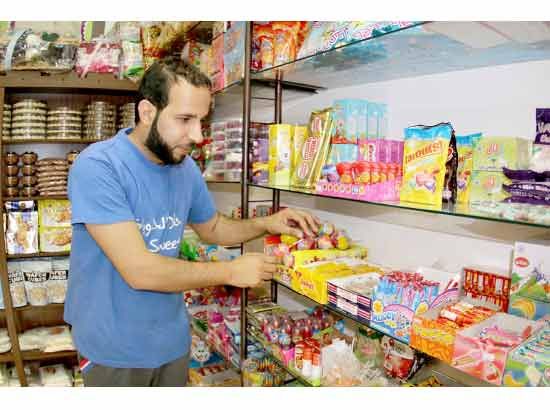 الشاب حسين عبدالأمير يتابع مشروعه الصغير الذي يعتمد عليه كمصدر للرزق