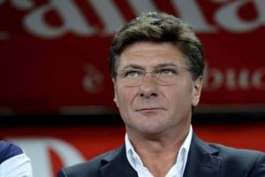 إصابة مدرب إنتر ميلان بكسر في اليد بعد سقوطه من على 'السلم'