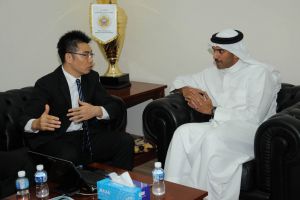 علي بن خليفة يعقد إجتماعاً مع وفد الاسيوي لتراخيص الاندية