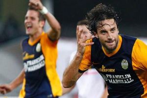 فيرونا يلدغ كالياري ويصعد للمركز الرابع بالدوري الإيطالي