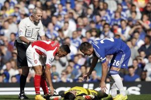 إصابة كورتوا حارس تشيلسي في رأسه تدق ناقوس الخطر