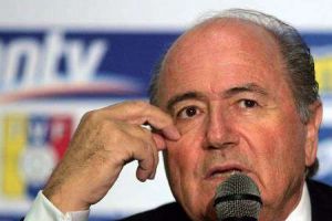 بلاتر يطلب مراجعة قاعدة الهدف خارج الأرض في البطولات الأوروبية 