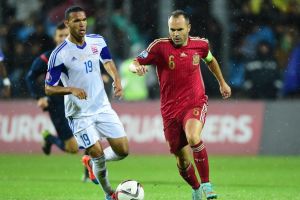 إنييستا يؤكد جاهزية سواريز للعب مباراة الكلاسيكو الأسباني