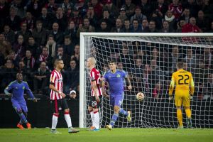 أيندهوفن يسحق أوتريخت بالخمسة ويعزز صدارته للدوري الهولندي