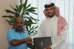 الحاج يوقع اتفاقية تركيب ارضية خشبية بصالة خليفة وسور نادي الشباب