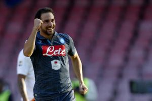 هيغوين وكاييخون يقودان نابولي لإسقاط روما بالقاضية في الدوري الإيطالي