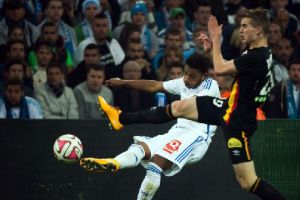 توفين يقود مرسيليا المتصدر للفوز على لانس في فرنسا