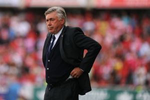 أنشيلوتي يفضل البقاء في الكواليس فيما يحظى لاعبوه بالتصفيق كله