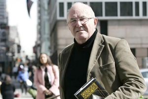 كلايف جيمس الذي لم يسترح قلمه حتى في مواجهة الموت