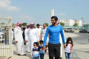 ناصر بن حمد يحضر بطولة الكرة الطائرة لمدارس المملكة والدول الخليجية والعربية