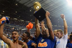 كروزيرو يتوج بطلا للدوري البرازيلي لكرة القدم