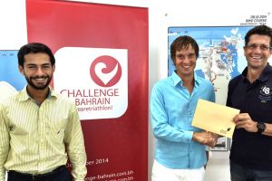 تسليم جائزة الفائز بمسابقة بطولة تحدي البحرين للترايثلون